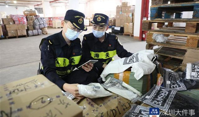 500件假名牌在深圳口岸被查获，为跨境电商货物
