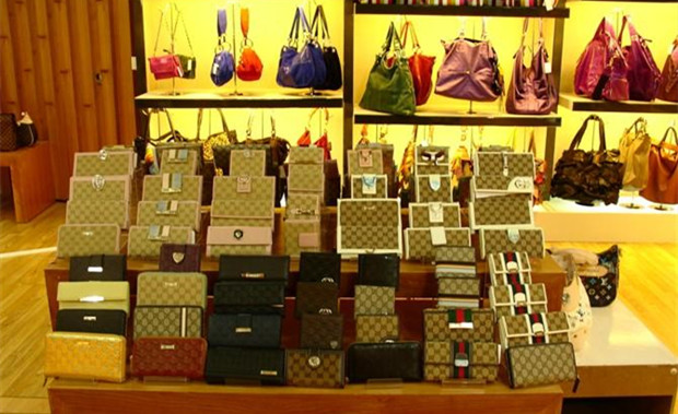 LV、香奈儿等奢侈品牌靠涨价&ldquo;回血&rdquo;，消费者还会买单吗