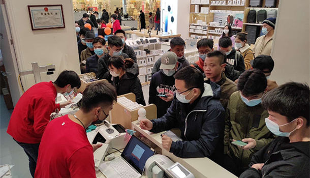 小米11于2021年1月1日0时开启首销，全渠道首卖销售额5分钟突破15亿元