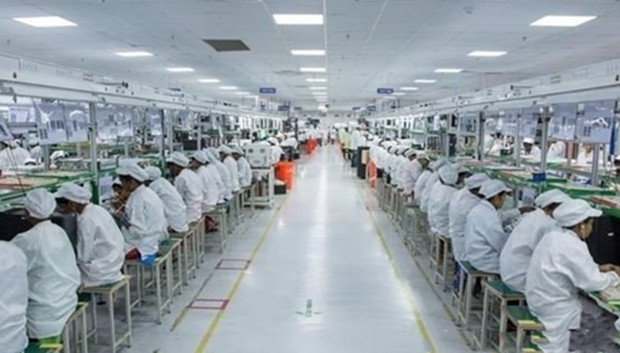 苹果8个代工厂搬家印度，富士康也要走？几十万中国员工怎么办？