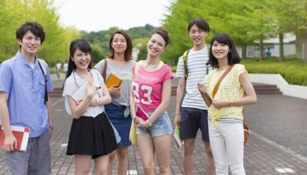这届年轻人，用&ldquo;抠门&rdquo;撑起了300亿市场