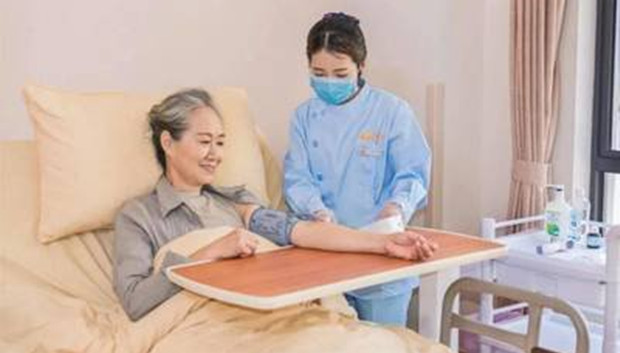 养老服务行业奇缺年轻护理人才 留住年轻人不能只靠理想情怀