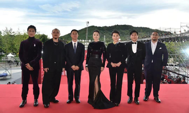 第十一届北京国际电影节红毯盛大开启，多部重量级影片剧组亮相