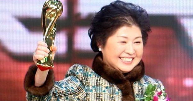 我国首位女首富诞生：将不起眼的生意做到全国第一，今身价420亿