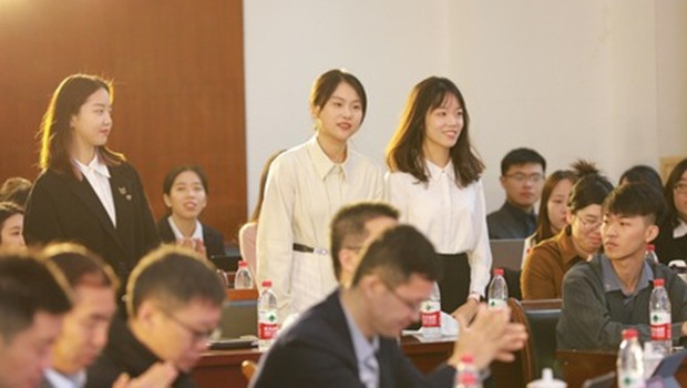 99年女法学生状告苹果公司欺诈：库克，把充电器还给我们吧！