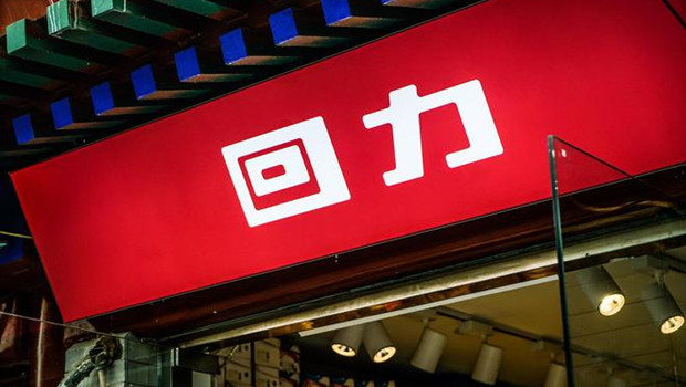 女子称回力童鞋鞋底藏着一把剪刀，目前该店铺已经闭店