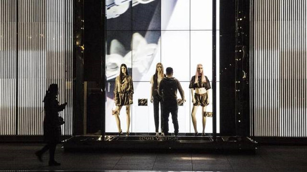 英媒：中国奢侈品顾客可以自由旅行，但许多人仍在国内购买