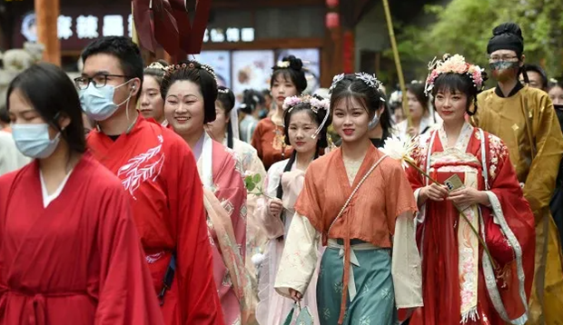 Z世代推动&ldquo;汉服日常化&rdquo;，美媒：中国年轻一代目光开始回归本土