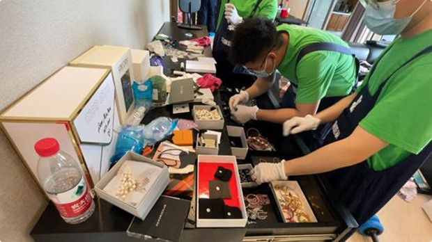一次清理收费上万元 一些年轻人俯身做保洁