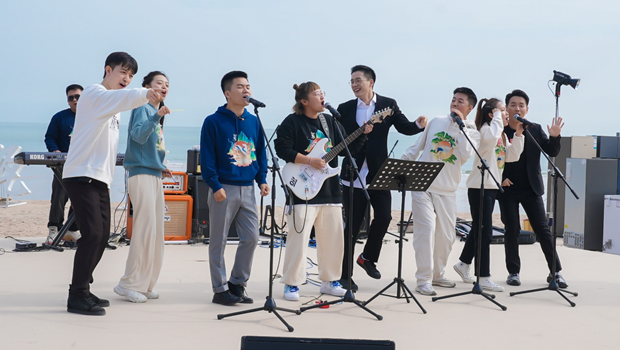 东方甄选首次启动app直播：俞敏洪带网友5天游遍甘肃