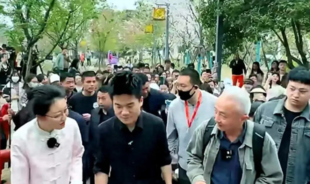 东方甄选辽宁行至今未成行，俞敏洪终于意识到董宇辉的泼天流量了