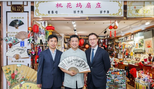 Visa公司全球总裁詹嘉睿走访北京红桥市场，体验入境支付优化成果