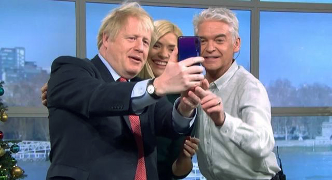 英首相又给华为手机做广告了，可华为更加悲苦