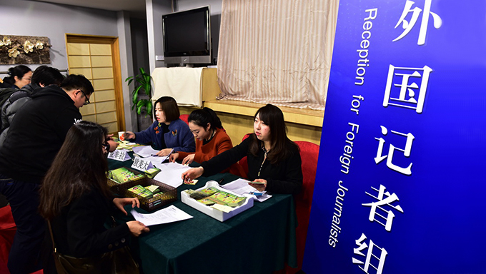 中方要求《纽约时报》等媒体部分到期的记者交还记者证，不得在中国全境采访