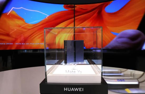 ▲资料图片：2020年3月5日在法国巴黎华为旗舰店拍摄的华为折叠屏Mate Xs 5G手机。（新华社记者&nbsp;高静 摄）