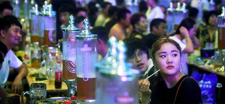 澳媒感叹青岛啤酒节人多：美日印抗疫表现被中国比下去了
