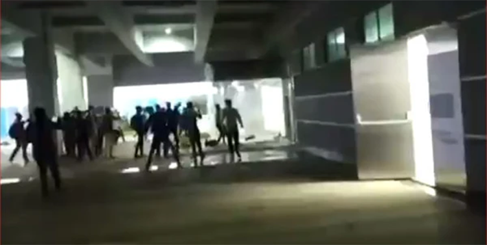 台企印度苹果工厂遭打砸：2000人参与破坏 现场一片狼藉