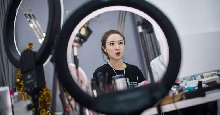 与其看脱口秀，不如蹲直播间