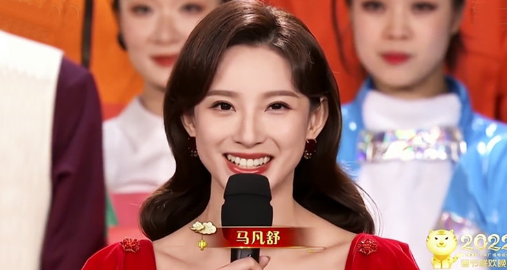 首次主持央视春晚，她因太漂亮登上热搜！