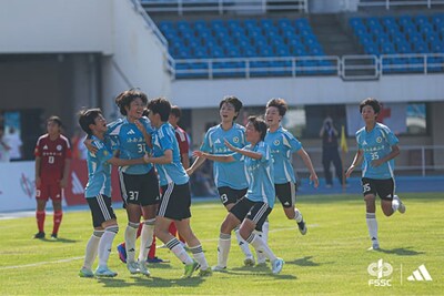济南历城二中足球队庆祝夺得全国青少年校园足球联赛高中组女子组全国总冠军 济南历城二中足球队庆祝夺得全国青少年校园足球联赛高中组女子组全国总冠军