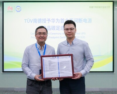 TÜV南德大中华区电子电气研发部高级经理唐杰先生(左)向华为数据中心能源产品线智能供电总经理张展凡先生(右)颁发证书 TÜV南德大中华区电子电气研发部高级经理唐杰先生(左)向华为数据中心能源产品线智能供电总经理张展凡先生(右)颁发证书