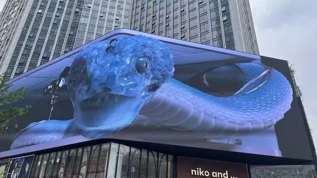 成都巨型3D蛇广告因争议被撤下