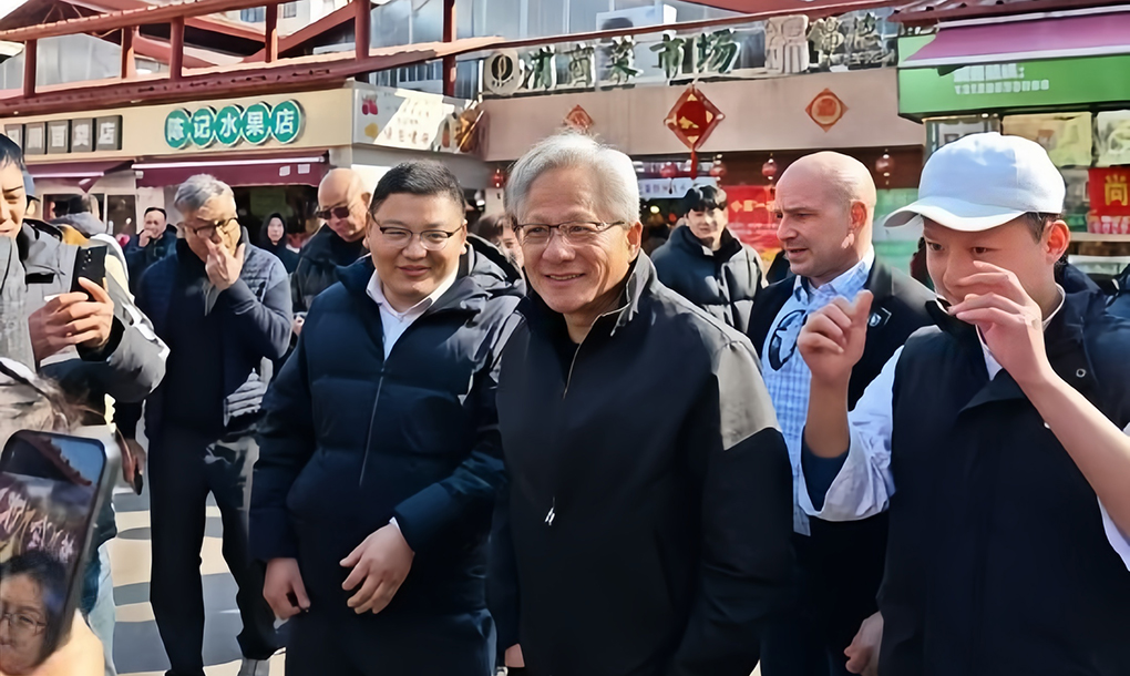 黄仁勋现身上海陆家嘴锦德菜市场，沉浸式体验市井风俗